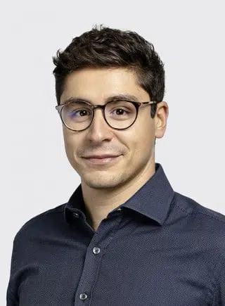 Photo de profil du Dr Neil Oaur Chirurgie reconstructrice et esthetique institut du sein paris