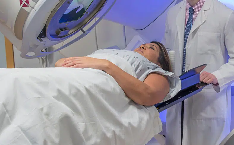 Une Femme passe une radiotherapie en cas de cancer du sein institut du sein paris