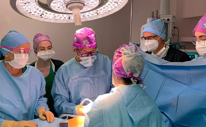 Des chirirugiens opere une femme d un cancer du sein traitement chirurgical Institu du sein paris