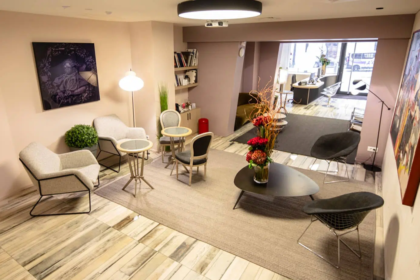 Vue sur l entree est la salle d attente institut du sein paris