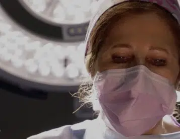 Photo de chirurgien pendant une intervention dans le reportage parlant de reconstruction mammaire institut du sein paris