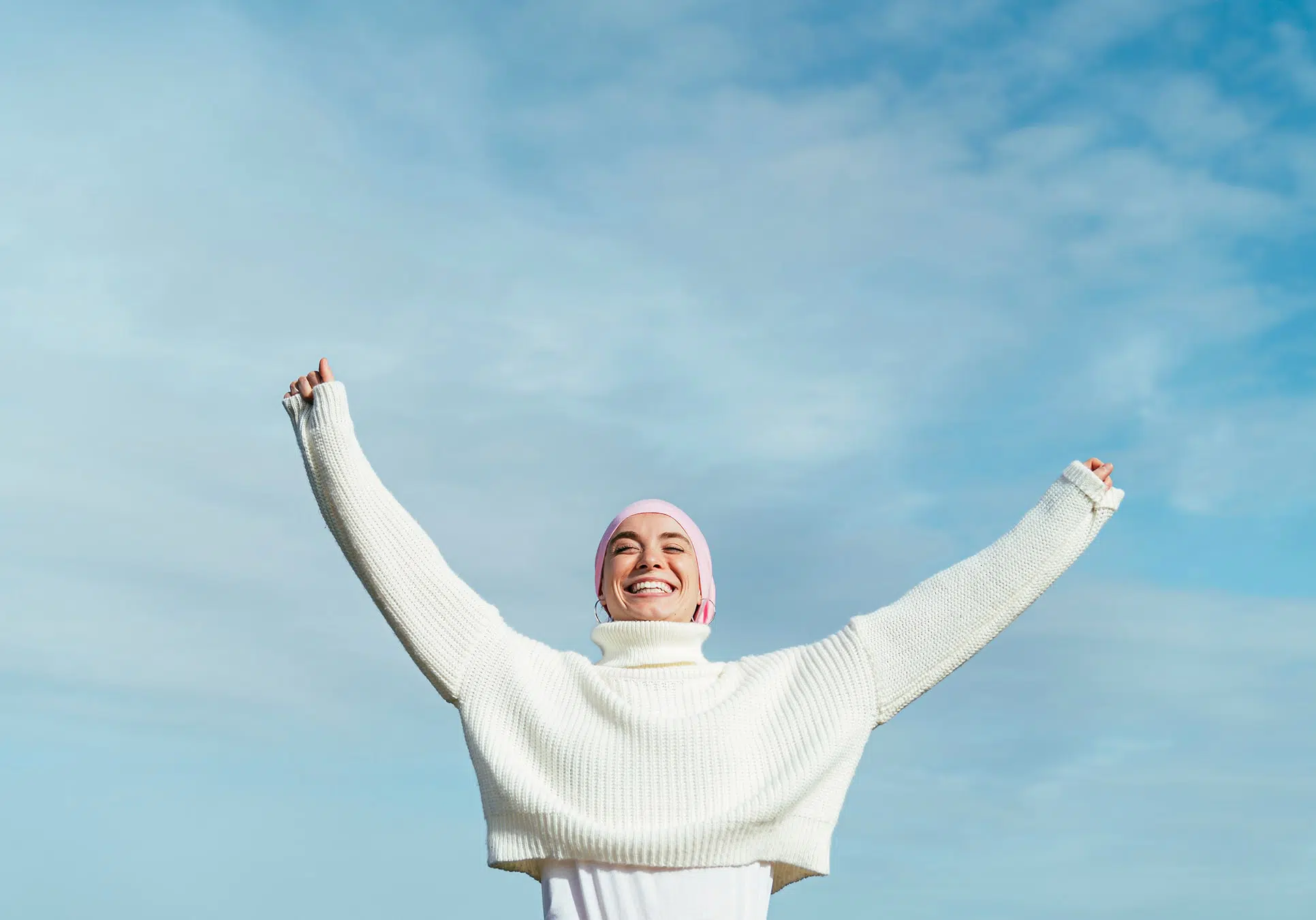 Femme trés souriante bien heureuse apres sa reconstruction mammaire a l'institut du sein a paris