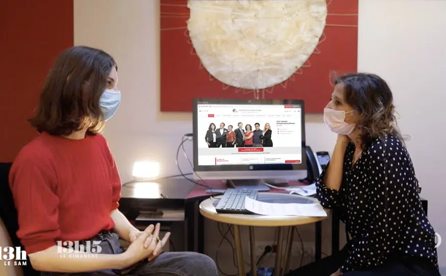 Une chirurgienne parle avec une patiente du parcours de soin et le traitement adapté institut du sein paris